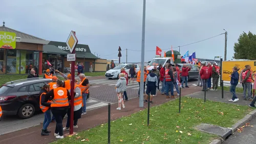 A Saint-Omer, une centaine de manifestants réunis sous la pluie...
