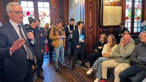 Inondations : Bruno Le Maire souhaite "que les assurances ne...