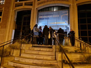 Dunkerque : Manifestation avant le conseil de la CUD pour réclamer...