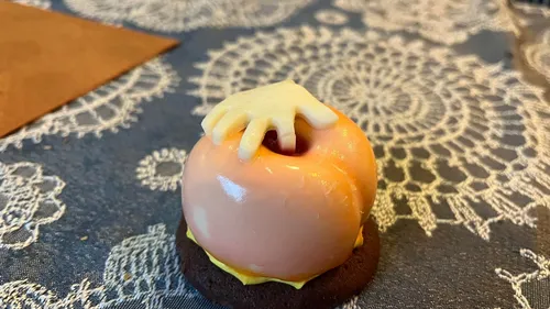 La main de Chantal, nouvelle spécialité carnavalesque des Comtesses ! 