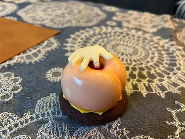 La main de Chantal, nouvelle spécialité carnavalesque des Comtesses ! 