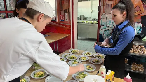 Les lycéens de l’Ile Jeanty nourrissent les Corsaires avant le bal !