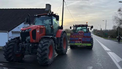 DIRECT : Les agriculteurs en colère bloquent les grands axes du...