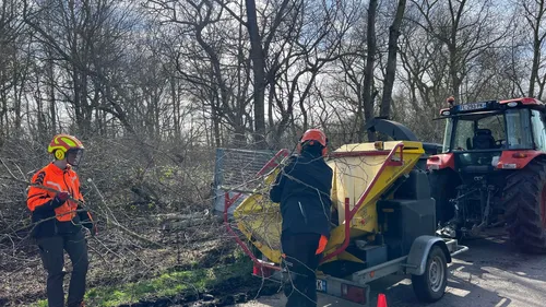 Les agents d'Eden 62 au travail sur un chantier de sécurisation à...