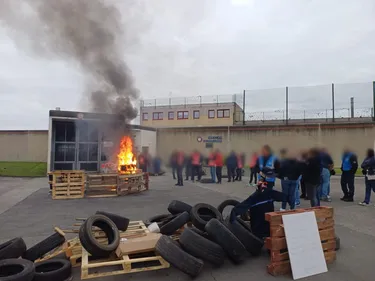 Longuenesse : une soixantaine d'agents mobilisés devant la prison...