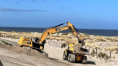 Des pelleteuses en action sur le sable de Malo-les-Bains 