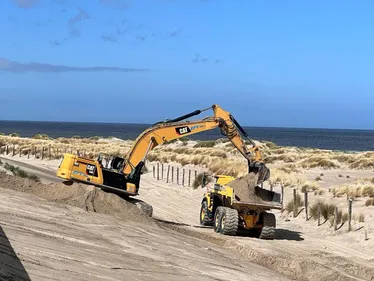 Des pelleteuses en action sur le sable de Malo-les-Bains 