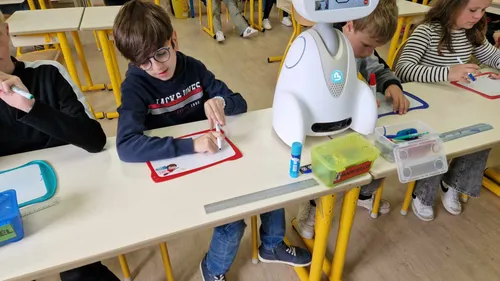 Longuenesse : quand un robot permet à un élève de CM2 malade de...