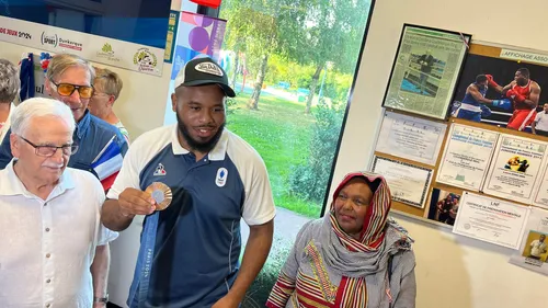 Entre fierté et bonheur, une centaine de personnes pour fêter le...