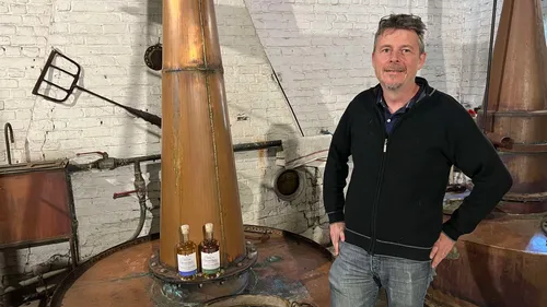Comment la distillerie de Houlle se prépare au Salon du vin et de...