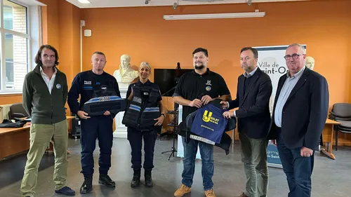 La police de Saint-Omer remet 22 gilets pare-balles aux civils...