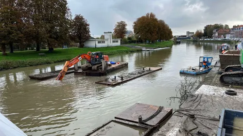 Saint-Omer : le canal du Haut-Pont en cours de curage 