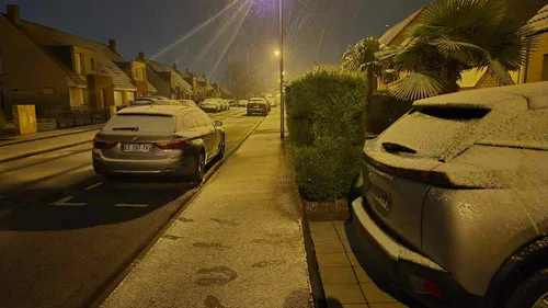 Les premières neiges de l'hiver tombent en ce moment sur la Région