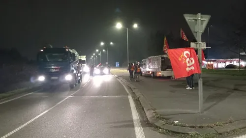 Pour sauver l'emploi et l'industrie, la CGT distribue des tracts :...