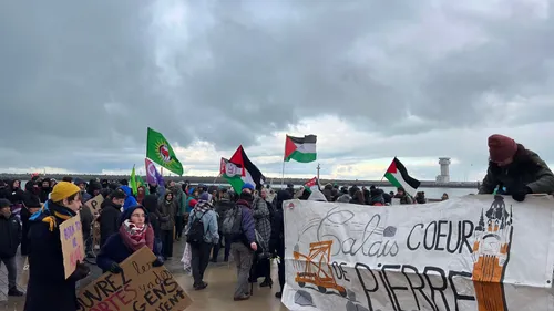 Plus de 500 personnes mobilisées à Calais pour dénoncer la...