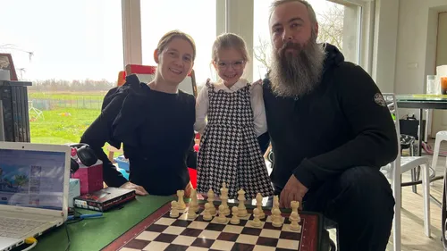 Nieurlet : une fille de 7 ans écrase tout le monde aux échecs