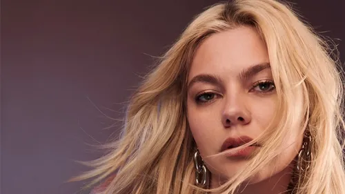 Eurovision 2025 : Louane dévoile la mise en scène de "Maman"