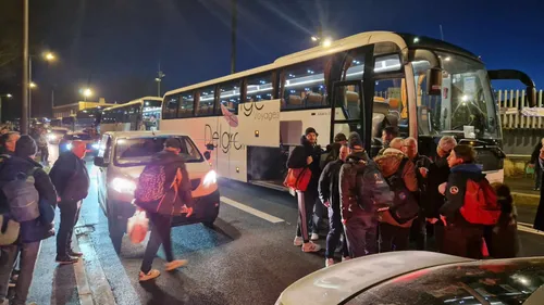 DeltaFM à bord des bus de supporters de l'USLD avant le match...