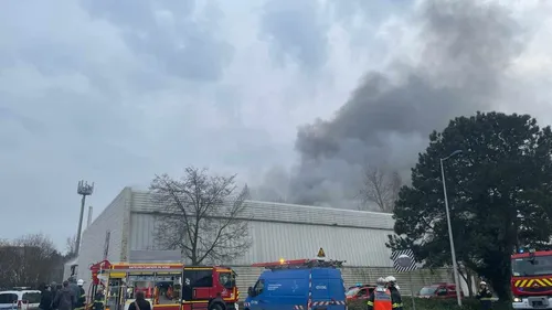 Un terrible incendie frappe en ce moment la salle Debussy, à...