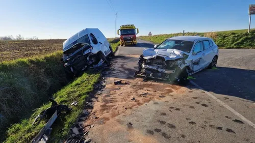 Crochte : spectaculaire accident entre une voiture et une camionnette