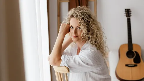 “Je préfère danser” : Charlotte Musi, la pop solaire venue du Nord