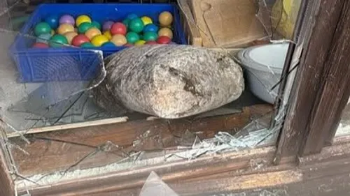 Calais : la vitre d'une salle paroissiale endommagée