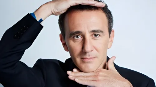 Dans un TER direction Hazebrouck, Élie Semoun prend une leçon...