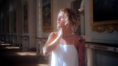 Lou dévoile “Rappelle-moi” : une chanson intense et addictive
