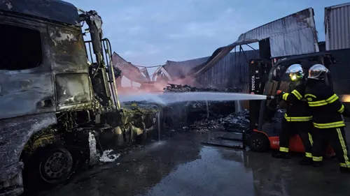 Wormhout : l'usine Flandr'Œufs a pris feu en pleine nuit