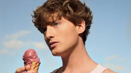 “On s’oubliera” : Elliott dévoile son nouveau single 