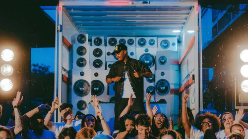 « DJ » : Soprano lance l’été avec un nouveau tube festif
