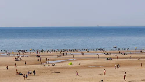 Le Portel : des plaques d'hydrocarbures polluent la plage du club...