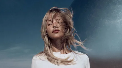 « Une seule vie » : Angèle dévoile son nouveau single