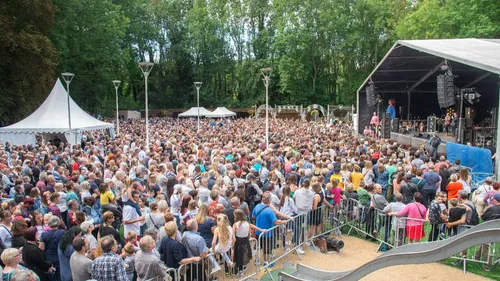 Course de canards, cri de la poule, et base spatiale :...