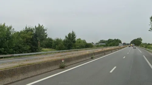Course-poursuite sur l'A25 entre une voiture... et une dépanneuse