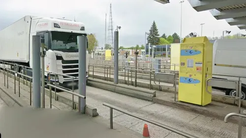 Un homme est mort en tentant de monter sur un camion via le péage...
