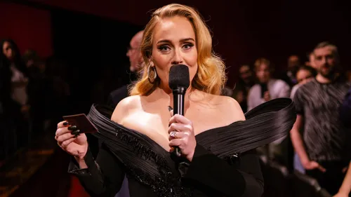 Adele révèle une perte partielle d’audition due à une infection rare