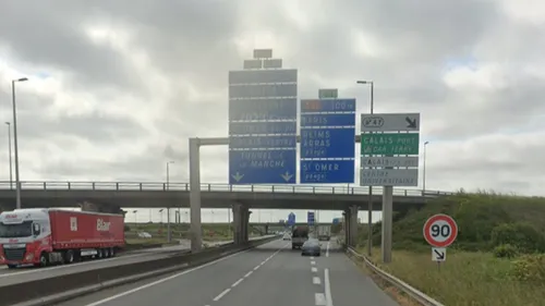 Calais : il tombe d'un camion et succombe à ses blessures