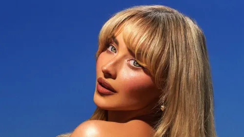 Sabrina Carpenter surprend en reprenant un classique de Calogero 