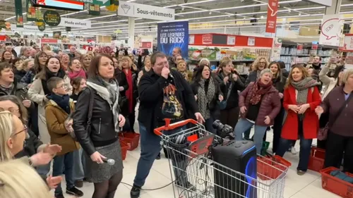 Auchan Longuenesse : plus de 100 choristes surprennent les clients...