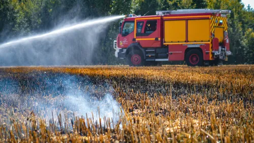 Clairmarais : une moissonneuse s'embrase, le feu se propage sur au...