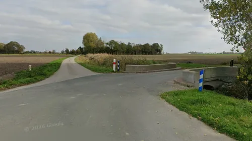 Guemps : une camionnette se renverse sur la chaussée, deux...