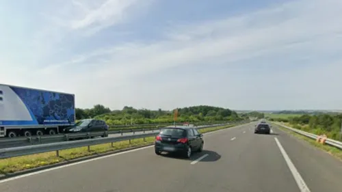Une voiture en feu sur l'A16, à hauteur de Leubringhen, ce jeudi