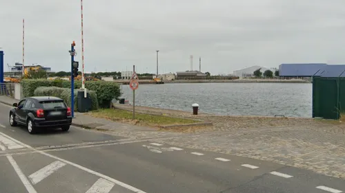 Calais : en voiture, il tombe dans l'eau et décède
