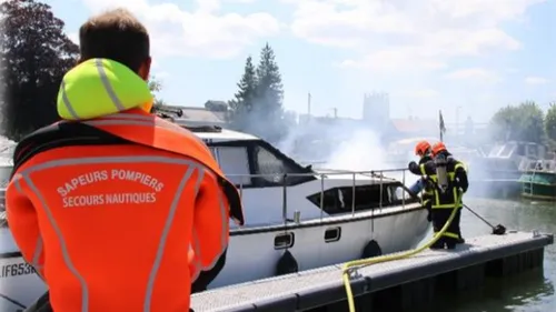 Aire-sur-la-Lys : un bateau ravagé par les flammes