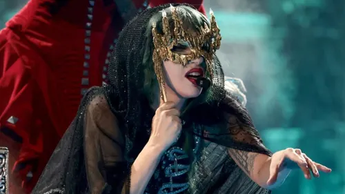 Paris en apesanteur : Lady Gaga chante "Is That Alright?" pour la...