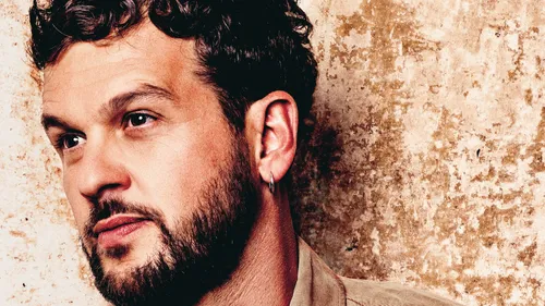 Claudio Capéo touche en plein cœur avec son nouveau single "T'en...