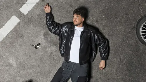 Joseph Kamel signe un retour intense avec “Crash”