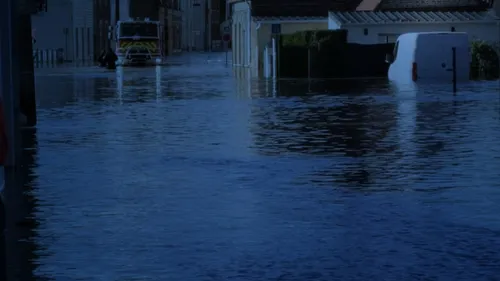 Près d'une centaine de routes départementales sont fermées ce soir...