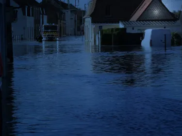 Près d'une centaine de routes départementales sont fermées ce soir...